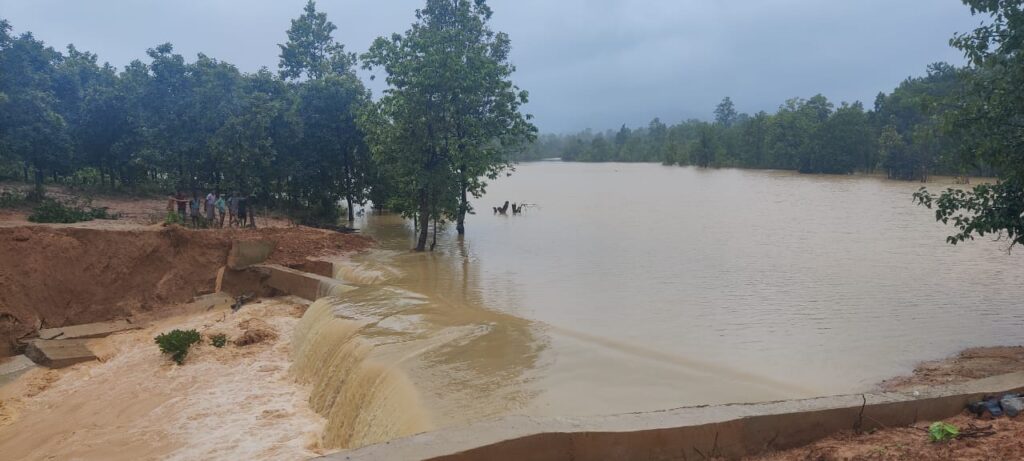 कोरबा जलाशय के बांध के गेट का क्रेक होने से वन विभाग की टीम मौके पर पहुंची,,,