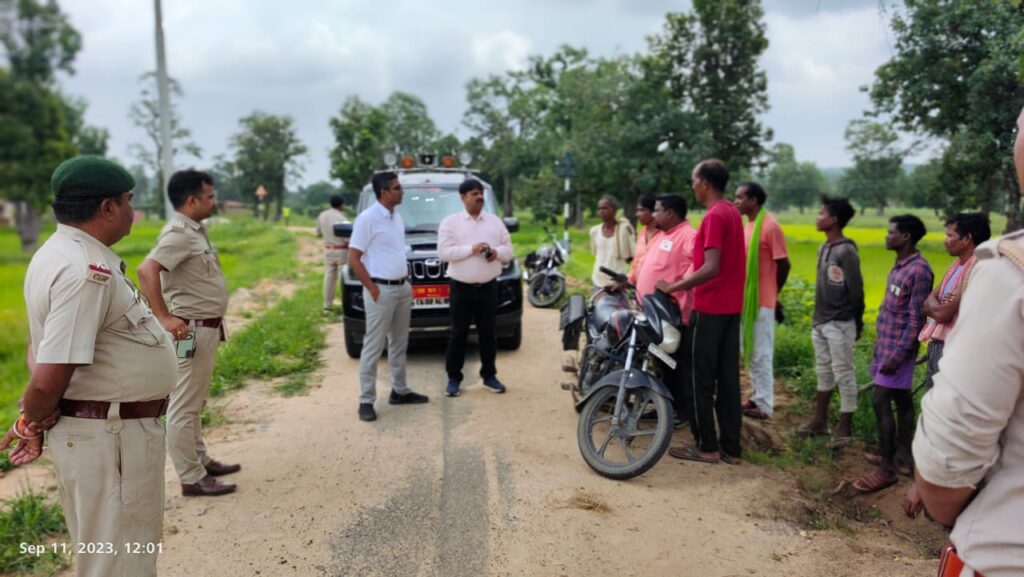 हांथी प्रभावित क्षेत्रों के निरीक्षण पर पहुंचे बिलासपुर के CCF, DFO; लोगों को हांथीयों से दूरी बनाए रखने दी समझाइस,,,