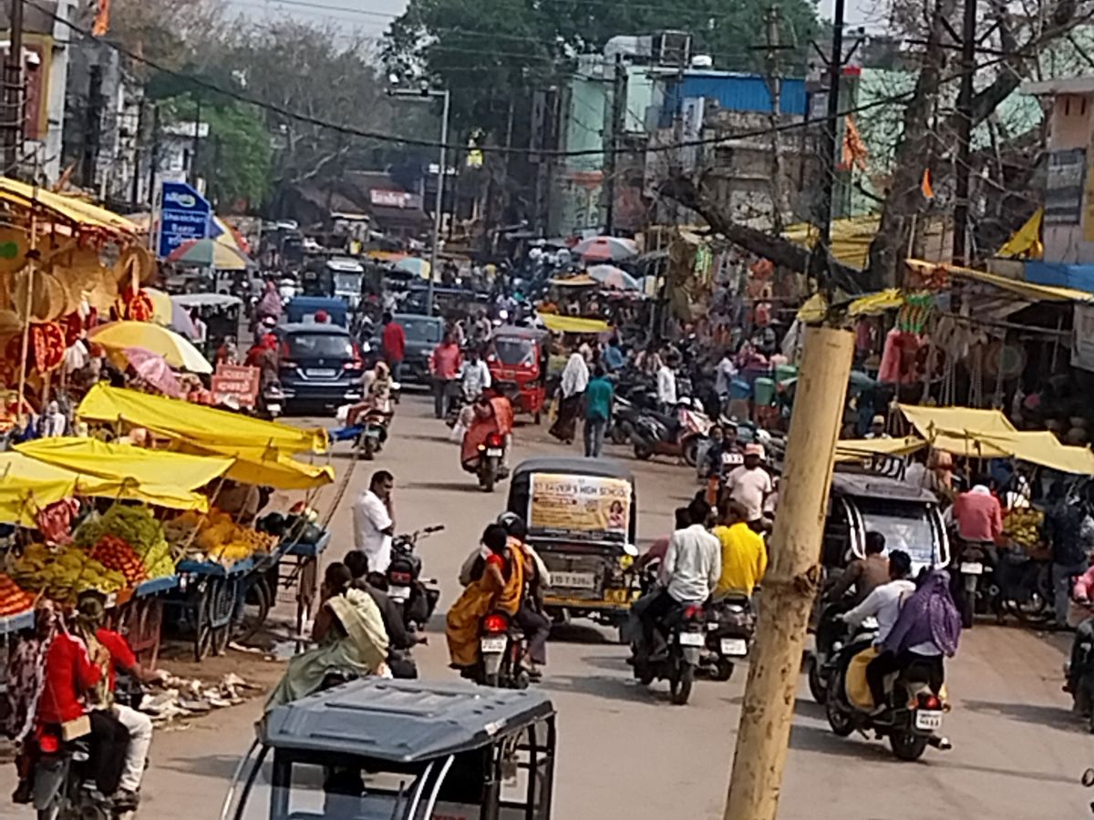 बिलासपुर बृहस्पति बाजार पर चलेगा बुलडोजर; सब्जी विक्रताओं के साथ पूर्व विधायक ने खोला मोर्चा, स्कूल प्रबंधन ने भी किया साफ इंकार,,,